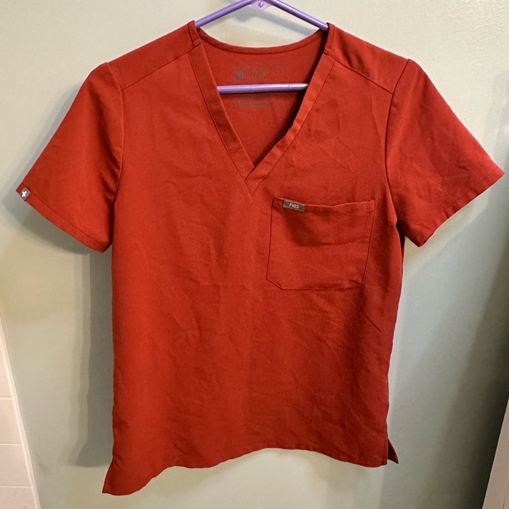 Figs scrub top